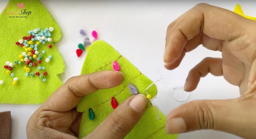 Trang trí lên 1 mảnh cây thông