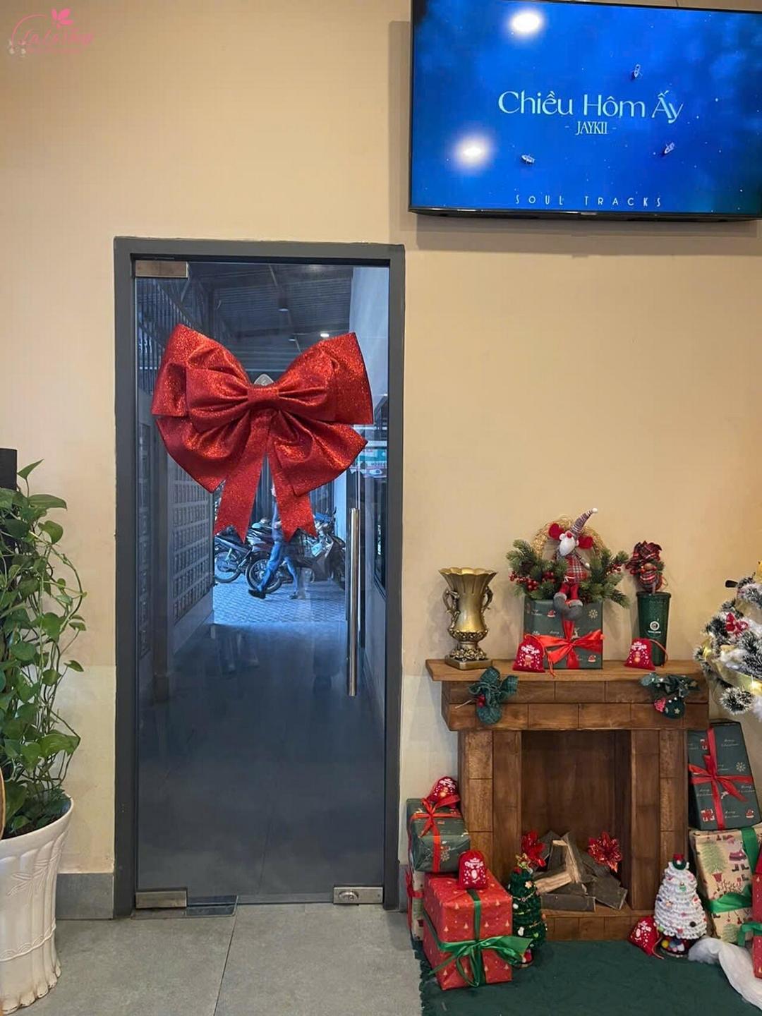 Dự án trang trí Noel quán cà phê Honest Coffee