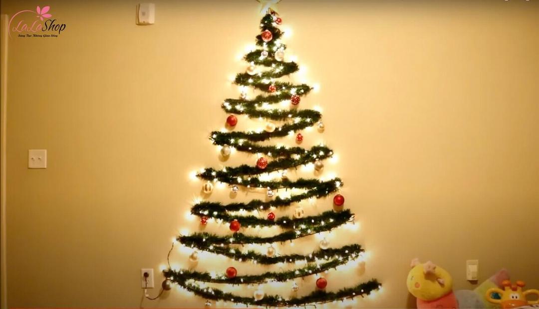 Trang trí thêm phụ kiện cho cây lung linh