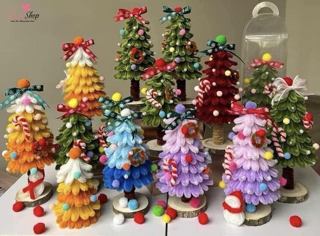 Trang trí thêm phụ kiện cho cây thông
