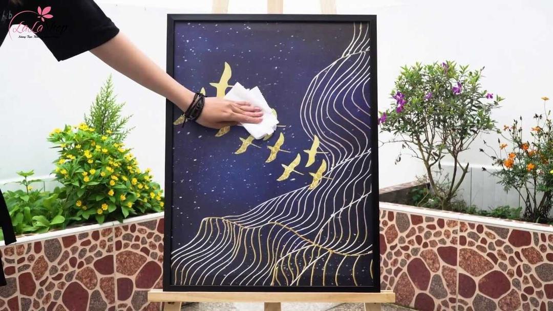 Tranh tráng gương sẽ dễ dàng vệ sinh bề mặt hơn tranh canvas