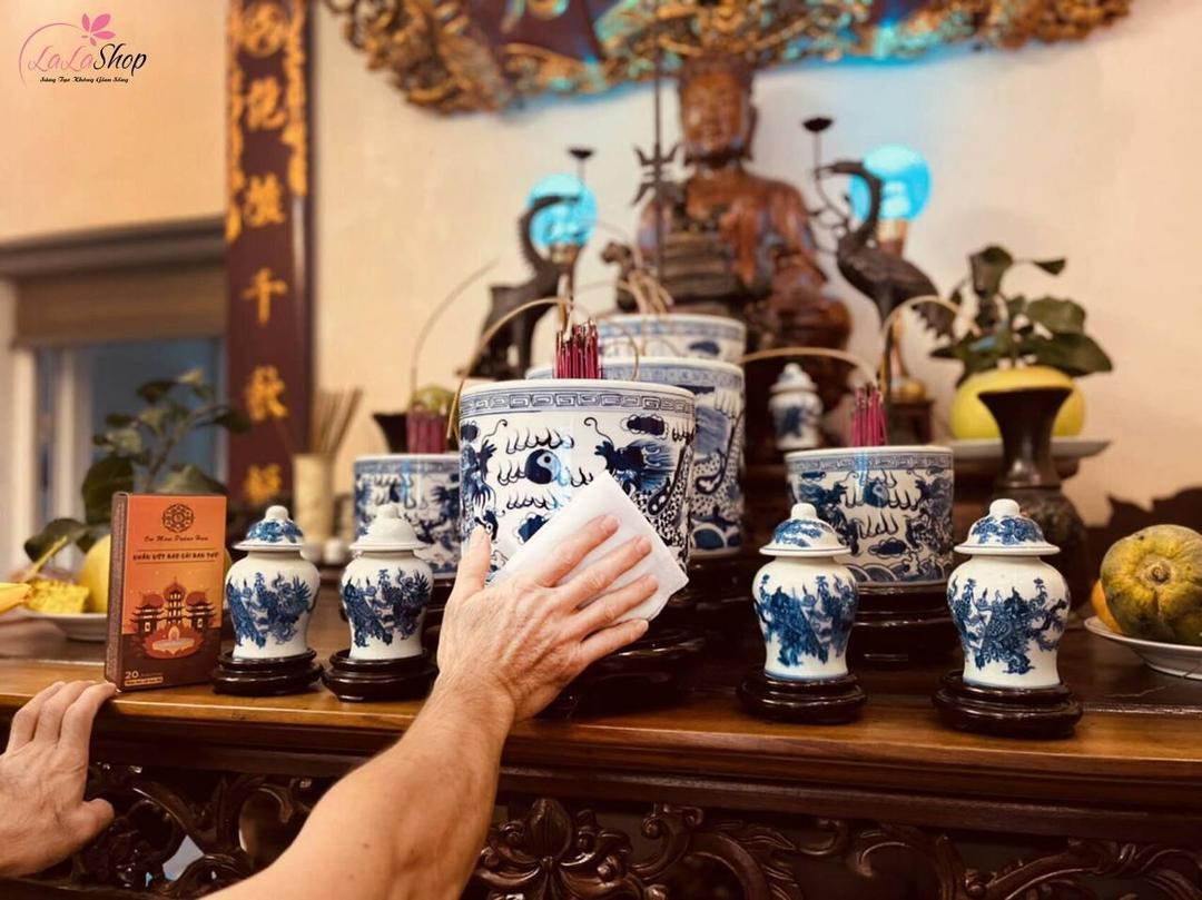 Việc lau dọn bàn thờ gia tiên cần được thực hiện cẩn thận