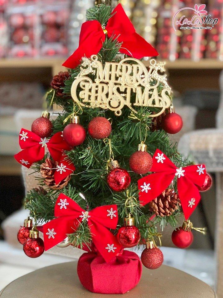Cây thông noel mini gắn trái thông kèm phụ kiện màu đỏ