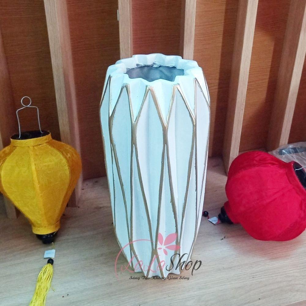 Bình hoa composite họa tiết sọc khối cổ điển màu trắng cao 36cm
