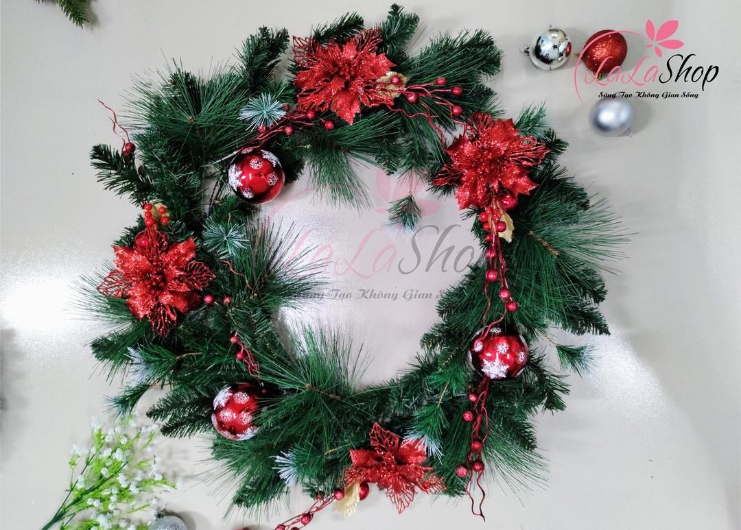 Vòng nguyệt quế hoa trạng nguyên đỏ kèm quả châu lớn trang trí noel
