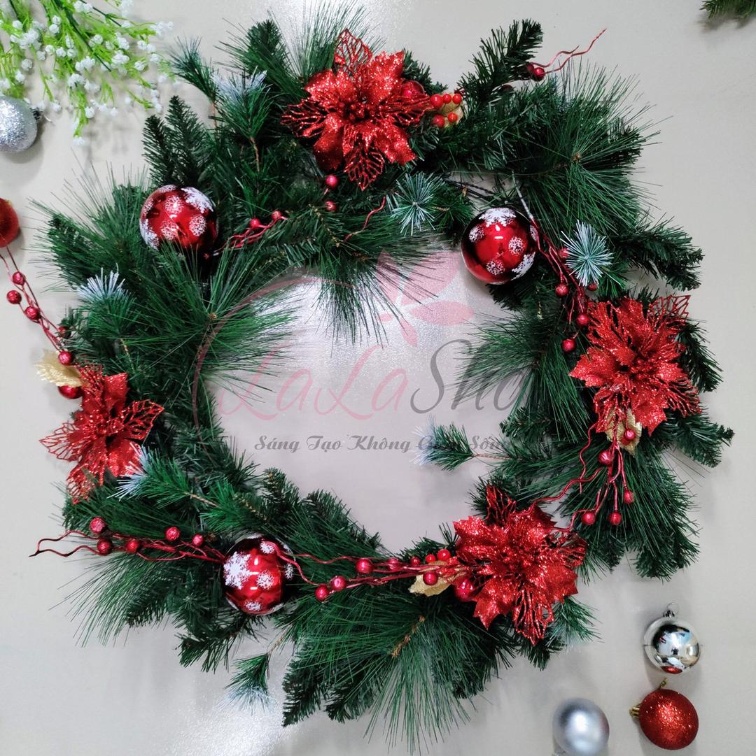 Vòng nguyệt quế hoa trạng nguyên đỏ kèm quả châu lớn trang trí noel
