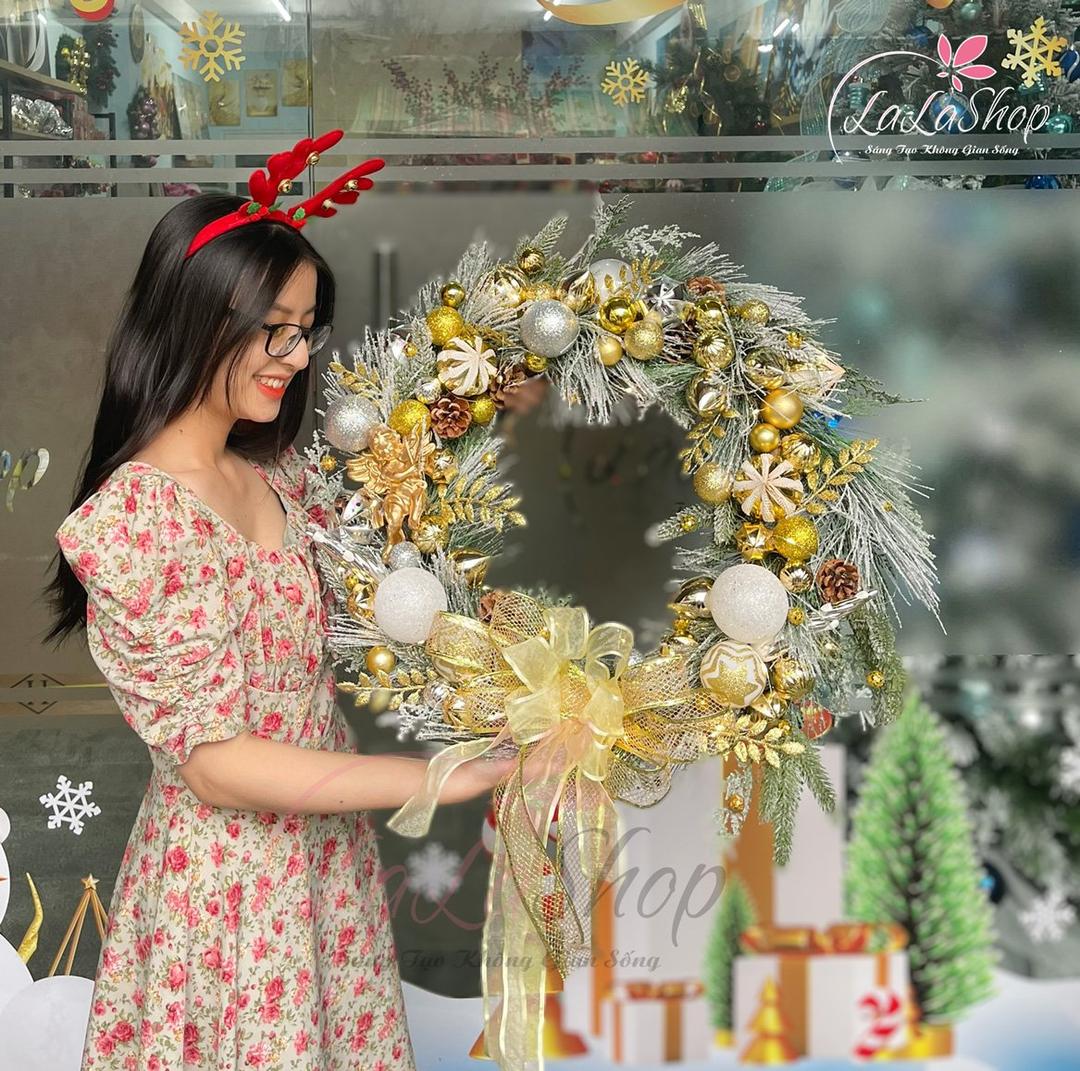 Vòng nguyệt quế 55cm trang trí noel quả châu kèm nơ sắc vàng cửa kèm đèn led