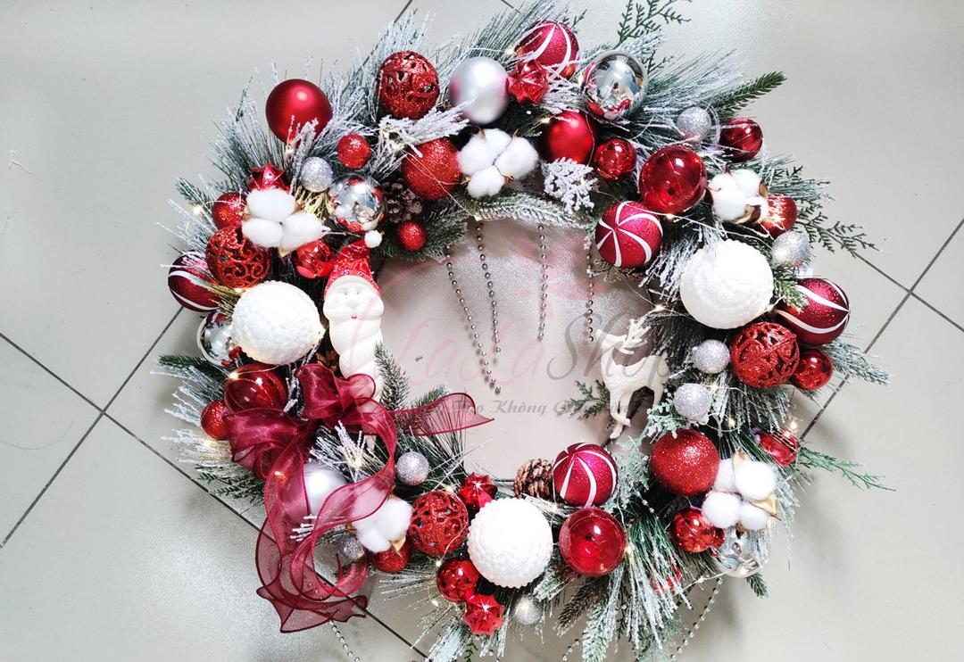 Vòng nguyệt quế 60cm trang trí noel merry Christmas quả châu hoa trạng nguyên sắc màu kèm đèn led