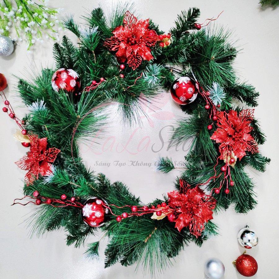 Vòng nguyệt quế 75cm hoa trạng nguyên đỏ kèm quả châu lớn trang trí noel