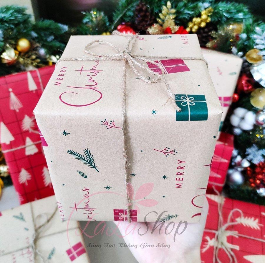 Giấy Gói Quà Nền Vàng Merry Christmas Và Hộp Quà