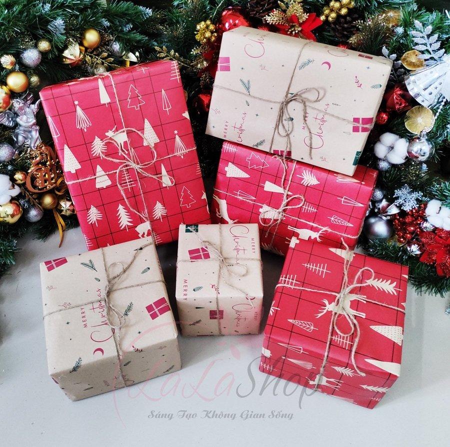 Giấy Gói Quà Nền Vàng Merry Christmas Và Hộp Quà