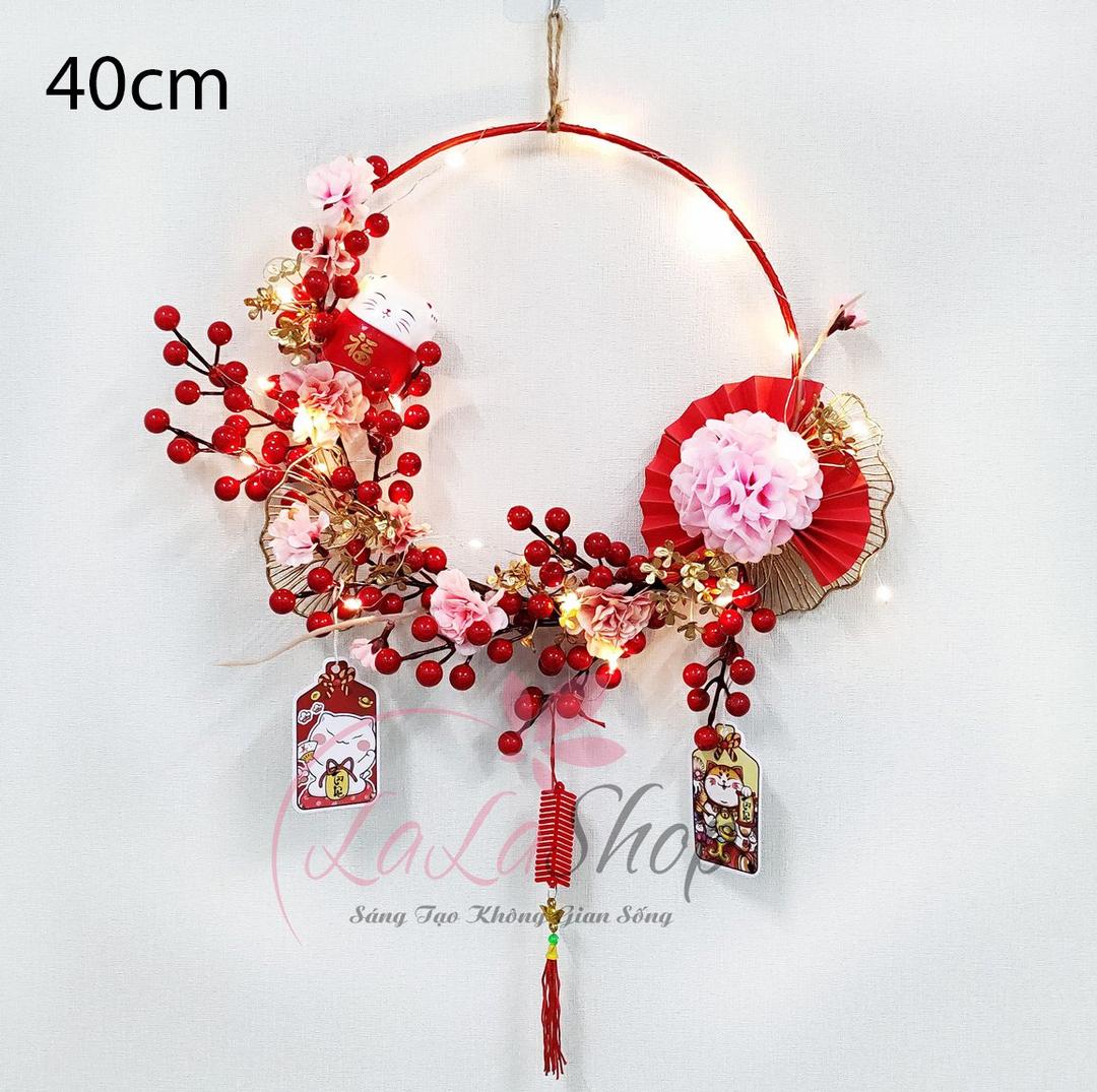 Vòng hoa tết mèo thần tài may mắn và hoa đào đông kèm đèn