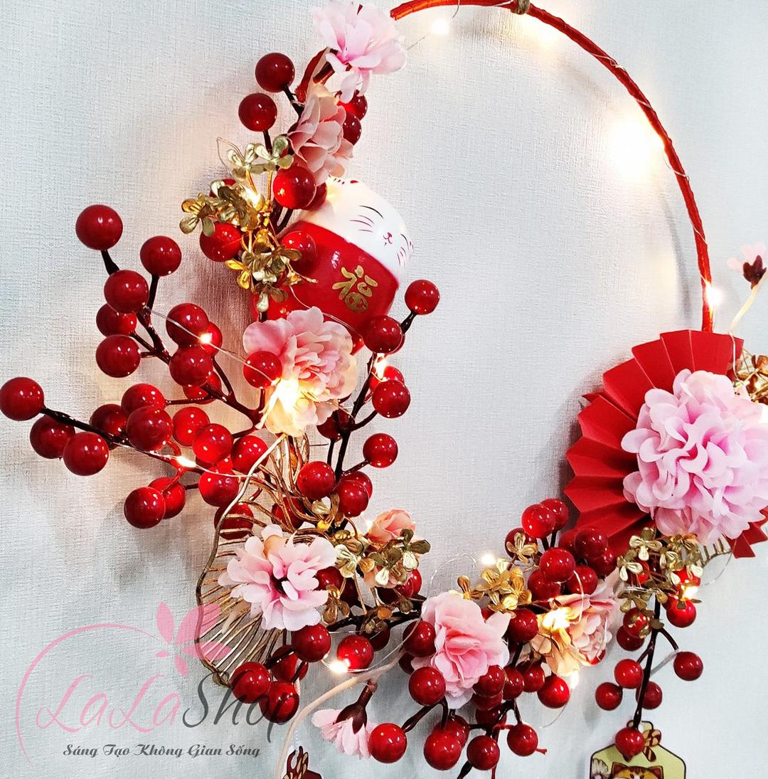 Vòng hoa trang trí tết mèo thần tài may mắn và hoa đào đông kèm đèn