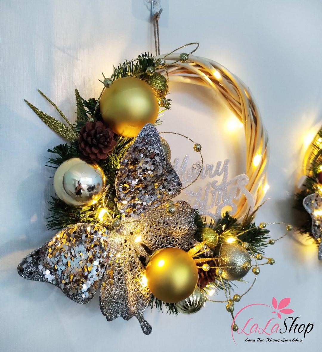 Vòng Nguyệt Quế 30cm quả châu bươm bướm merry christmas trang trí noel có đèn led