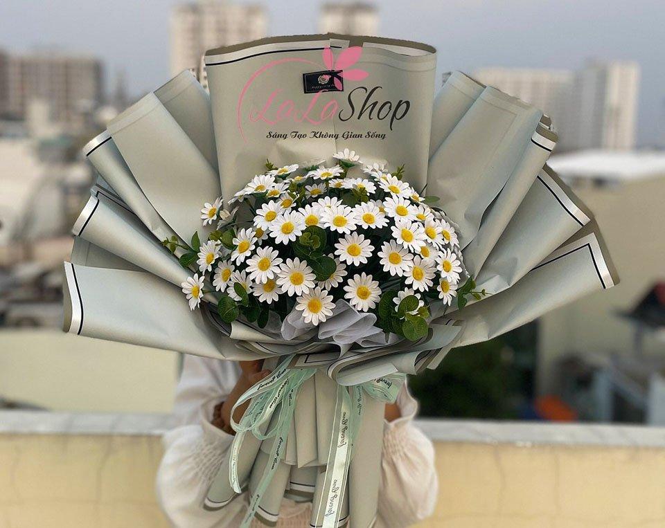 Hoa tặng 8/3 - Hoa cúc cũng có ý nghĩa về sắc đẹp và sự vui vẻ, niềm hạnh phúc với những màu sắc đa dạng