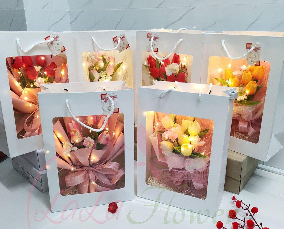 Hoa tặng 8/3 - Tulip mang vẻ đẹp kiêu sa, quý phái, nhìn bên ngoài mỏng manh yếu đuối nhưng bên trong mạnh mẽ và kiên cường