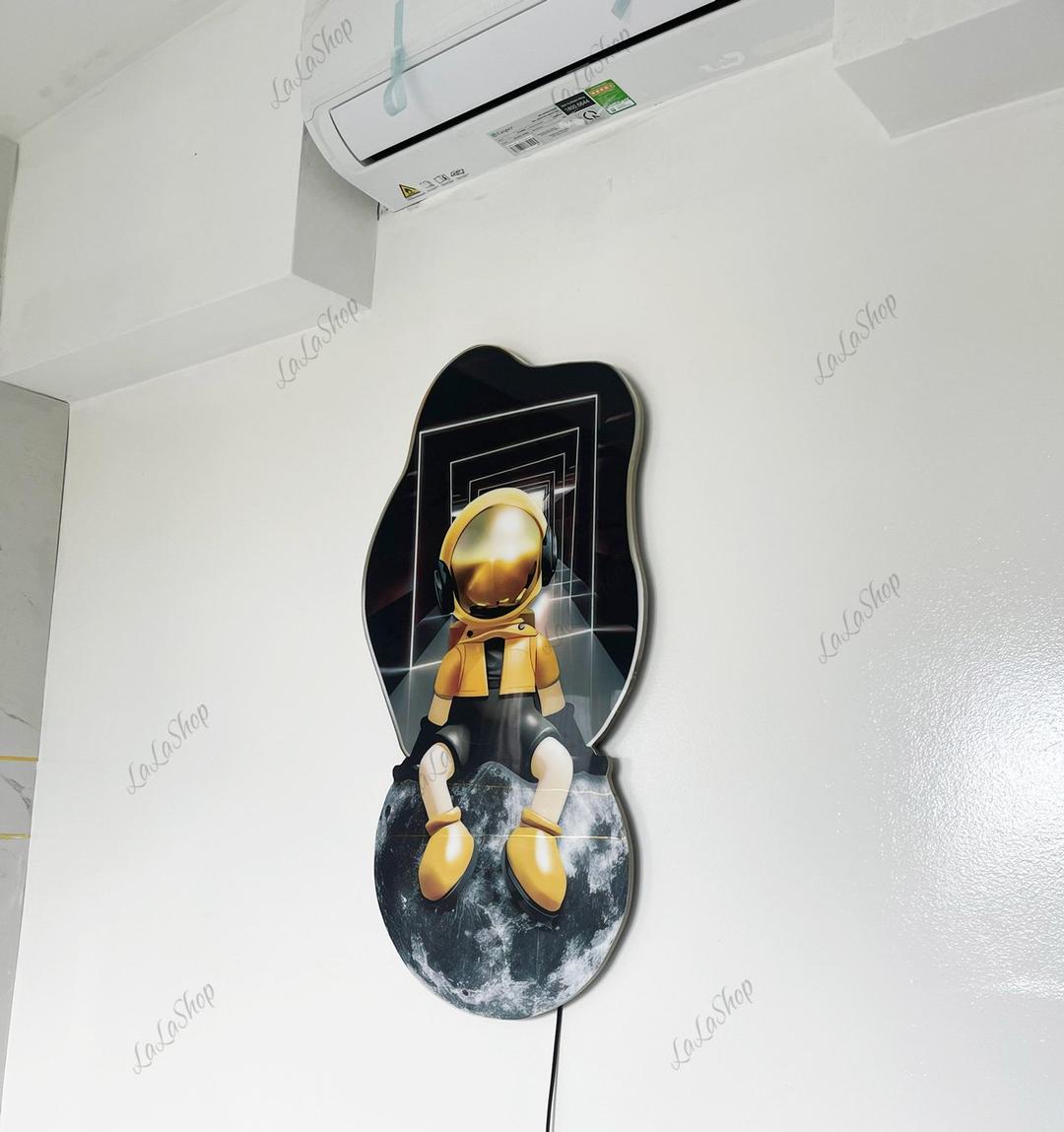 Tranh Đèn Led Treo Tường Phi Hành Gia Ngồi Trên Mặt Trăng