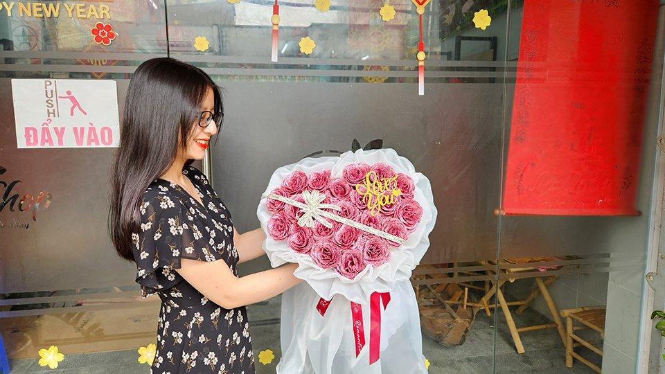 Hoa tặng 20/10 - Bên cạnh những bó hoa rực rỡ tặng 20/10 thì lời chúc đi kèm cũng không kém phần quan trọng