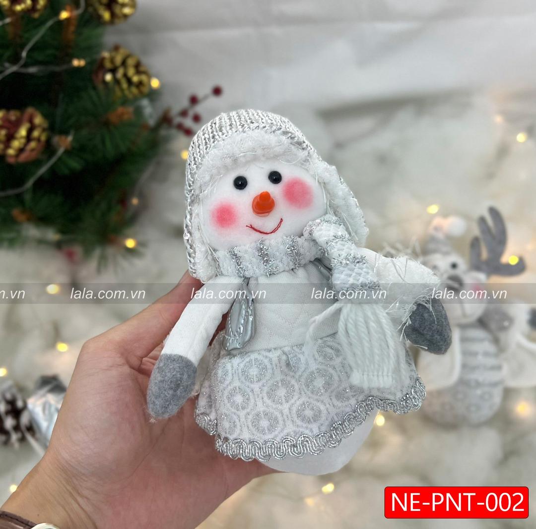 Người tuyết trắng treo cây thông noel trang trí giáng sinh năm mới