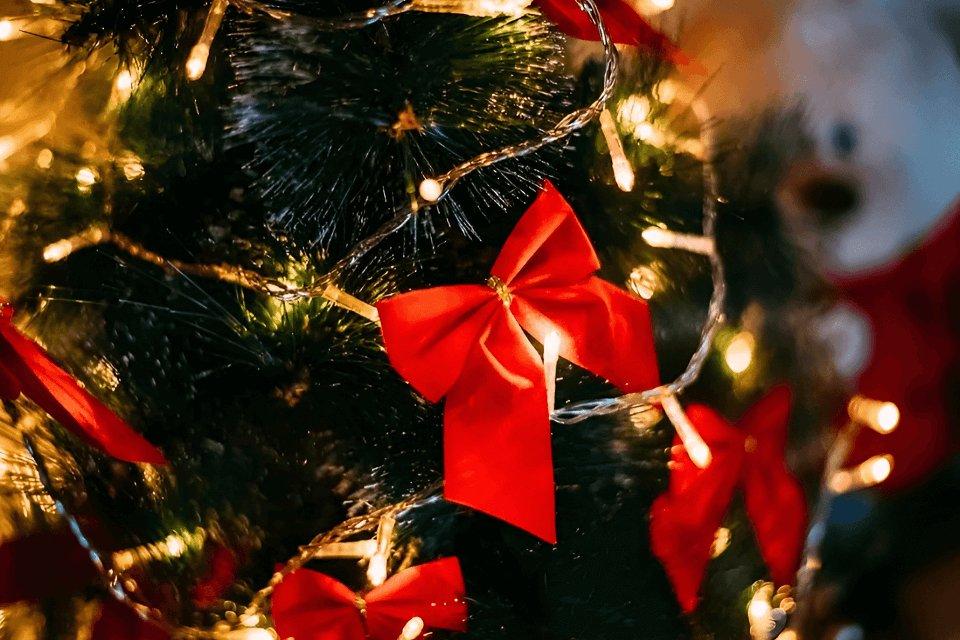 Bạn có thể trang trí cây thông của mình với những chiếc nơ mang màu sắc giáng sinh