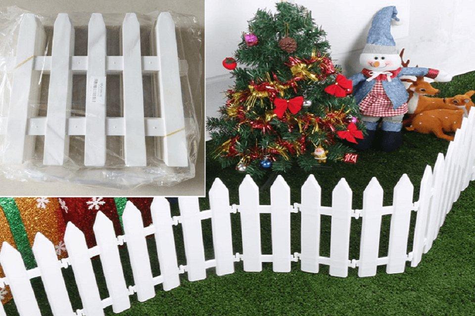 Hàng rào nhỏ được dùng để trang trí xung quanh gốc cây thông noel