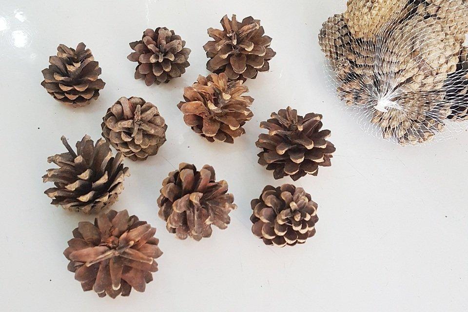 Quả thông cũng là đồ vật không thể bỏ qua khi nghĩ đến phụ kiện trang trí cây thông noel