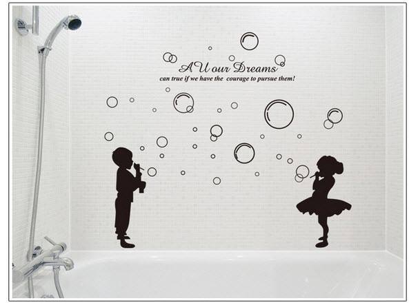 Bé thổi bong bóng