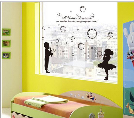 Bé thổi bong bóng