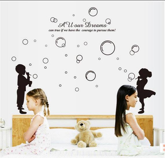 Bé thổi bong bóng